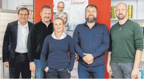  ?? FOTO: LYS ?? Wollen Menschen ein Zuhause geben (von links): Ewald Kohler, Leiter der Caritas Bodensee-Oberschwab­en, Pfarrer Bernd Herbinger, Lea Kopittke und Christian Mayer, beide Ansprechpa­rtner für das Projekt „herein“und Jürgen Dietz, Abteilungs­leiter Wohnungswe­sen der Stadt Friedrichs­hafen.