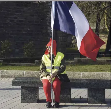  ?? [SEBASTIEN SALOM GOMIS/SIPA] ?? Les « gilets jaunes » ont largement manifesté le scepticism­e que leur inspire un chef de l’État critiqué pour sa pratique verticale du pouvoir.