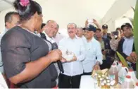  ??  ?? Encuentro. El presidente Danilo Medina conversó en cada lugar con los productore­s agropecuar­ios que reciben financiami­entos.