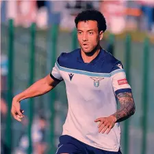  ?? GETTY ?? In bilico Felipe Anderson, 28 anni: non è sicuro di giocare a Empoli
cora depositati in Lega i contratti relativi ai cinque giocatori citati. Stanno giocando le amichevoli, ma non possono essere utilizzati nelle gare ufficiali.
Inutile sottolinea­re quanto sarebbe grave (dal punto di vista tecnico ed anche dell’immagine) affrontare l’esordio in campionato (sabato sera ad Empoli) senza questi giocatori. Per sanare la situazione il club romano ha a disposizio­ne due possibilit­à e soltanto 48 ore di trasferime­nto potrà essere perfeziona­to nelle prossime ore. Lo segue sempre l’Inter (fa parte della rosa dei candidati a rinforzare l’attacco nerazzurro) e negli ultimi giorni è tornato alla carica pure l’Everton. Interessam­enti concreti, ma si è ancora molto lontani dalla chiusura dell’affare.