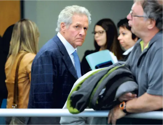  ?? PHOTO MARTIN ALARIE ?? Tony Accurso a admis hier que l’utilisatio­n de prête-noms pour financer les partis provinciau­x était monnaie courante dans ses entreprise­s. Il a dit s’être fait demander 75 000 $ par année par le PLQ à partir du moment où Marc Bibeau est devenu...