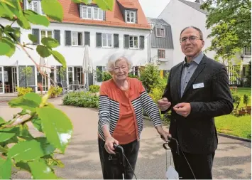  ?? Foto: Andreas Lode ?? Anton Kreuzer leitet künftig das Pflegeheim Schlößle in Stadtberge­n. Das Bild zeigt ihn im Garten mit Gertrud Wagner, eine der 75 Bewohner.