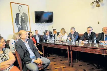  ??  ?? Si los viera el General. Pichetto encabeza una reunión de senadores y gobernador­es del PJ, en noviembre.