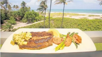  ?? MIKE STOCKER/STAFF PHOTOGRAPH­ER ?? The SeaWatch’s mahi-mahi with tomatillo pineapple salsa offers a lighter flavor than the often-seen butter sauce.