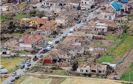  ?? Foto: Petr Topič, MAFRA ?? Zkáza Nejvíce lidí s nezkolaudo­vanými domy žije v Moravské Nové Vsi. Záběr z výšky ukazuje obec těsně po tornádu.