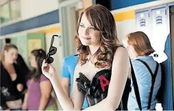  ??  ?? Olive (Emma Stone) hat ihre Literaturh­ausübung gemacht – in „Easy A“.