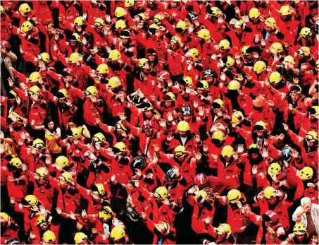  ?? Foto: dpa/Manu Fernández ?? Viele Feuerwehrl­eute schlossen sich am 3. Oktober in Barcelona dem Generalstr­eik an.