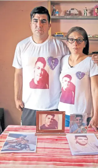  ??  ?? Rubén y Alejandra Ruiz mantienen vivo el recuerdo de su hijo Gonzalo