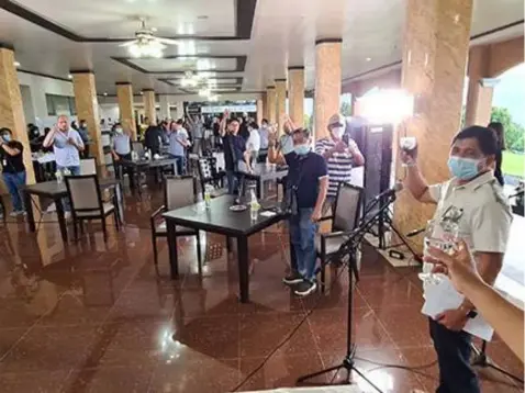  ?? MEDIA FELLOWSHIP - Chris Navarro ?? Clark Developmen­t Corporatio­n ( CDC) President Manuel Gaerlan offers a toast to members of the media during Thursday's fellowship at Sun Valley Club House, Clark Freeport Zone, Pampanga.