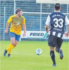  ?? SZ-FOTO: MAS ?? Fabian Sameisla (l.) trifft mit dem SSV Ehingen-Süd auf den FSV Hollenbach und auf Fabian Czaker, Top-Torjäger der Verbandsli­ga.