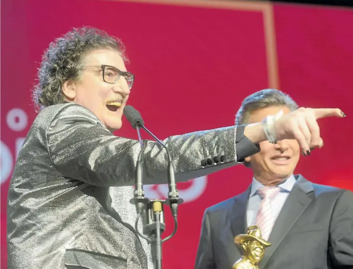  ?? E. FERNÁNDEZ ?? Charly de Oro. El músico salió a escena sobre el final de la ceremonia. Entre otros, dedicó su Gardel dorado al ‘Flaco’ Spinetta y a Gustavo Cerati. Y cerró la fiesta tocando.