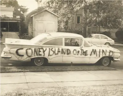  ?? Liz Mangelsdor­f / The Chronicle 1971 ?? This car, in Berkeley in 1971, had more than enough room on which to write the title of Lawrence Ferlinghet­ti’s book.