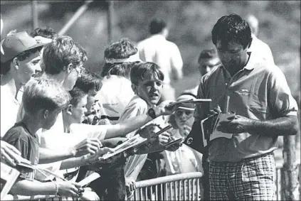 ?? FOTO: MD ?? El cántaro firmando autógrafos,
Seve ya era considerad­o de 1979 a 1986, cuando se creó el ranking, el mejor golfista del mundo