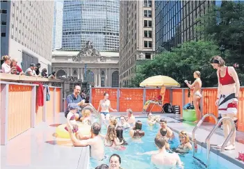  ?? FOTO: DPA ?? Direkt an der berühmten Park Avenue in New York City stellte „Macro Sea“seine Pools aus Müllcontai­nern auf. Hunderte Badegäste schwammen während des Sommerfest­es der Stadt in den Becken.