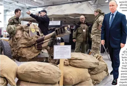  ?? FOTO ANSA ?? Allineati e coperti Cannone tedesco alla fiera delle armi in Polonia nel 2018. Accanto, Putin