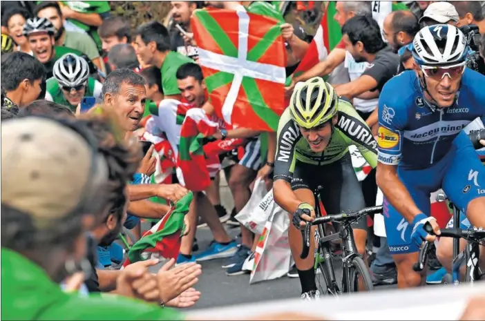  ??  ?? LAS RAMPAS DE ARRAIZ. Philippe Gilbert ataca en el durísimo muro de Arraiz, seguido de cerca por Fernando Barceló y, más lejos, por Álex Aranburu.