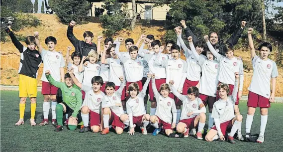  ?? FOTO: JOAN LANUZA ?? L'Aleví A i l'Infantil A Els primers competeixe­n en futbol 7 a la categoria de Primera i, els més grans, a Infantil, on van tercers