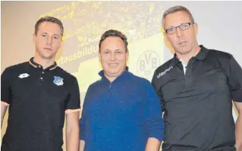  ?? FOTOS: KLAUS EICHLER ?? Eine gelungene Premiere war der erste Bodensee-Fußball-Workshop von Sven Empen (Mitte) mit den Referenten Dennis Neudahm (links) und Thomas Schlieck (rechts).