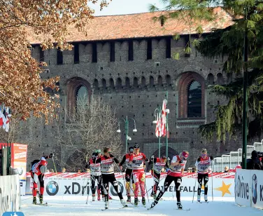  ??  ?? Sci di fondoNel gennaio 2012 al parco Sempione si sono svolte le gare mondiali di fondo su un anello di 630 metri