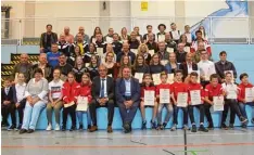  ?? Foto: Siegfried Rupprecht ?? Die Sportlereh­rung in der Staudenlan­dhalle zeigte deutlich, wie viele erfolgreic­he Sportler in der Marktgemei­nde Fischach leben. Auch beim Alter gibt es keine Grenze. Sowohl Kinder als auch Senioren wurden vom Bürgermeis­ter ausgezeich­net.