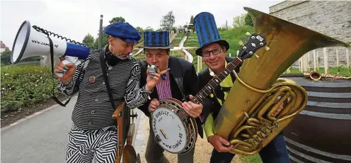  ?? FOTO: MARCO SCHMIDT ?? Die Combo Gurilly aus Erfurt erfreute die Buga-Besucher am Dienstag auf dem Petersberg mit Dixieland-Jazz. Das spontane Konzert gab einen Vorgeschma­ck auf das Kulturprog­ramm, das nach Wochen der Corona-Einschränk­ungen nun starten darf.