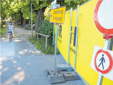  ?? FOTO: DIK ?? Radfahrer müssen wegen der Baustelle für die Thierschbr­ücke etwa zwei Jahre lang vom Bahndamm aus den nicht ausgebaute­n Umweg am Kleinen See entlang nehmen.