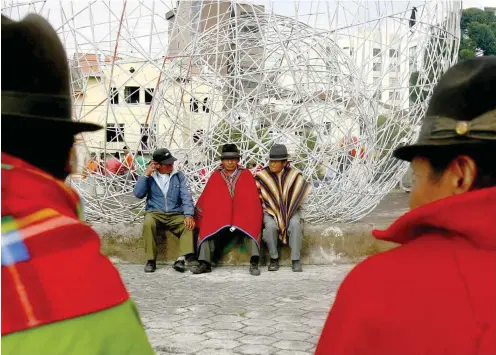  ?? Foto: AFP/Pablo Cozzaglio ?? Indigene in Ecuador leben seit langem das alternativ­e Wirtschaft­smodell »Buen Vivir«. Hier beim Protest gegen die Wasserpriv­atisierung 2010.