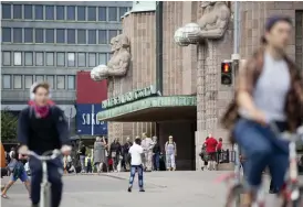  ?? FOTO: MARJA VÄÄNÄNEN ?? Många cyklar i dag förbi den stora ingången till Järnvägsst­ationen i Helsingfor­s centrum. Det är en krånglig väg trots att den är tillåten även för cyklister.