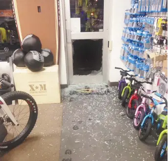  ??  ?? La boutique de vélos Fitworks, de Dieppe, a été victime d’un vol par effraction, tôt vendredi matin. - Gracieuset­é