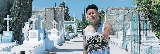  ?? YOUTUBE/REPRODUÇÃO ?? ‘Desmanchad­or’. O rapper Christian Omar, QBA, que matou e dissolveu estudantes de cinema no México, em um dos clipes de suas músicas