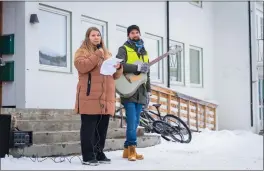  ?? FOTO: CHRISTER A. HENRIKSEN ?? Rektor Vilde Winther Steinsvik og undervisni­ngsinspekt­ør Tor-Arne Isaksen ved Straumfjor­dnes skole.