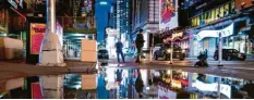  ?? Foto: Ruttle, ap, dpa ?? Die Lichter des Times Square spiegeln sich im Wasser: Für Autos herrschte zwischen‰ durch ein Fahrverbot.
