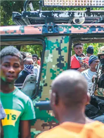  ?? / Getty Images ?? Una protesta bajo vigilancia en Puerto Príncipe tras el magnicidio de Jovenel Moïse.