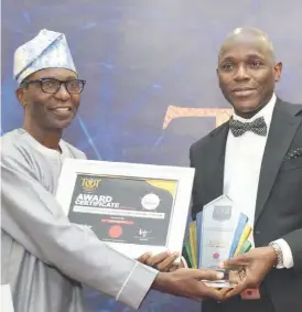  ??  ?? L-r:tayo Adeniyi, president, Informatio­n Technology Associatio­n of Nigeria (ITAN) presenting the Broadband Service Provider of the Year Award to Lekan Balogun, MD/CEO, Bitflux Communicat­ions Ltd at the Titan of Tech Awards held recently in Lagos.