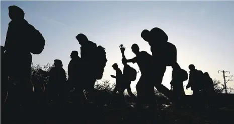  ?? Foto: Reuters ?? Nás nezastaví! Uprchlíci právě překročili řecko-makedonské hranice a míří dál na Západ. Nově nyní přes Chorvatsko.