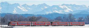  ?? FOTO: BECKER ?? Zumindest die fantastisc­he Kulisse ist bei schönem Wetter garantiert. DB Regio verspricht, dass es nach Abschluss der Elektrifiz­ierung der Strecke München-Lindau „spürbare Verbesseru­ngen auf der Schiene“geben wird. Allerdings wird man dann zwischen München und Kempten häufiger umsteigen müssen.