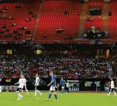  ?? Foto: dpa ?? Als Deutschlan­d im Juni 2017 in Nürnberg gegen San Marino antrat, blieben viele Plätze auf den Tribünen leer.