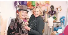  ?? RP-FOTO: MELANIE ZANIN ?? Ute-Maria Kranz alias Frau Frohnatur schneidert auch die Kostüme von Oberbürger­meister Thomas Geisel.