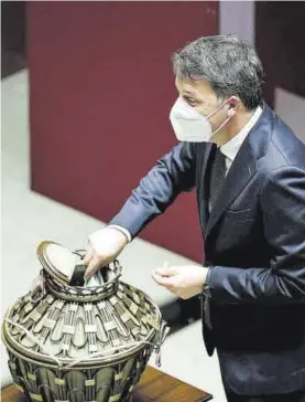  ?? ROBERTO MONALDO / EFE ?? El senador Matteo Renzi, en un momento de la votación, ayer.