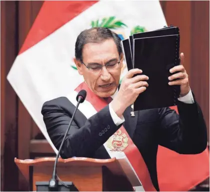  ?? AFP Y AP ?? El presidente Martín Vizcarra se dirigió ayer al Congreso, en Lima, con motivo del Día de la Independen­cia. (Abajo) El viernes, manifestan­tes se congregaro­n en la capital para denunciar la corrupción en el sistema judicial.