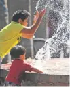  ?? / ATON ?? Niños en el centro de Santiago, hace una semana. Ahorá el calor será peor.