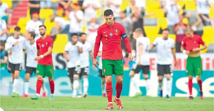  ??  ?? Cristiano Ronaldo abrió el marcador, pero después la campeona de Europa sufrió dos autogoles.