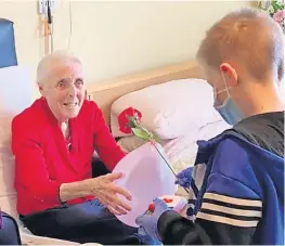  ?? ?? Kind gesture Cody Coull gave the residents a rose.He’s pictured with Isobel Thomson.