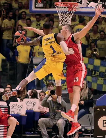  ?? EPA ?? DeShaun Thomas, 26 anni, ala del Maccabi, in entrata contro Kaleb Tarczewski, centro di Milano