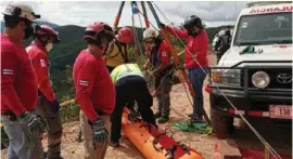  ?? RESCATE URBANO ?? Los socorrista­s se la tuvieron que jugar para sacar el cuerpo.