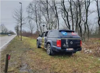  ?? FOTO RDR ?? De landmeter voert al rijdend metingen uit voor het ecoraster langs de N76.