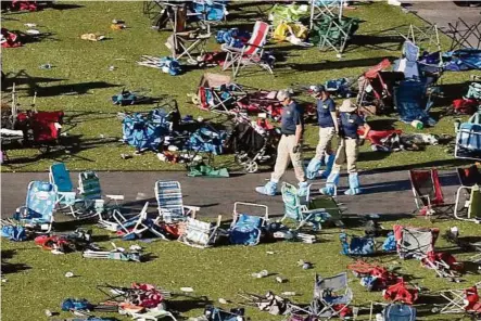  ??  ?? Noch immer laufen am Ort des Massakers polizeilic­he Untersuchu­ngen – über das ganze Feld verstreut liegt