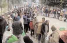  ?? -APP ?? SARGODHA
People are standing in a queue to purchase flour bags on subsidized rate.