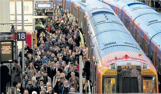  ??  ?? Undergroun­d. El subte de Londres, un emblema del transporte público. Funciona con tarjetas recargable­s y también tiene un sistema de abonos.