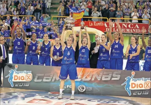  ??  ?? LA OCTAVA. Silvia Domínguez, capitana del Perfumería­s Avenida, levanta el título de la Supercopa en Salamanca.